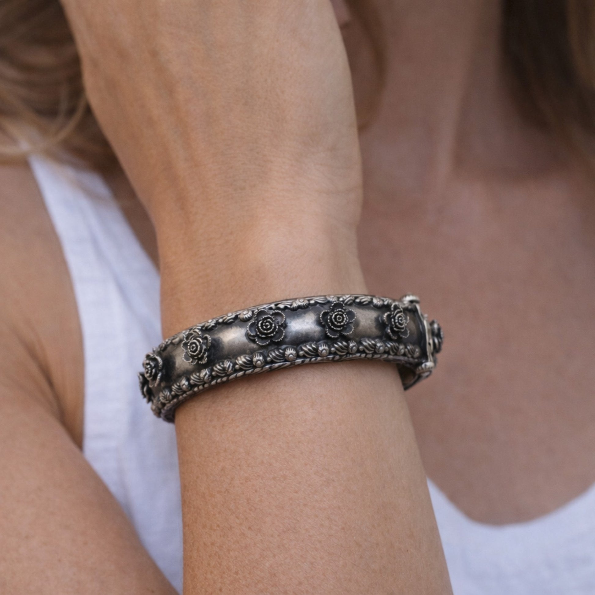 OXIDISED SILVER KADA WITH RAISED FLORAL ROSES