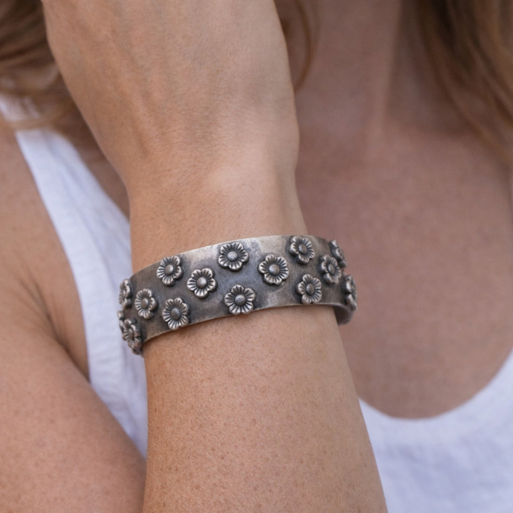 SILVER KADA WITH ENGRAVED FLOWERS
