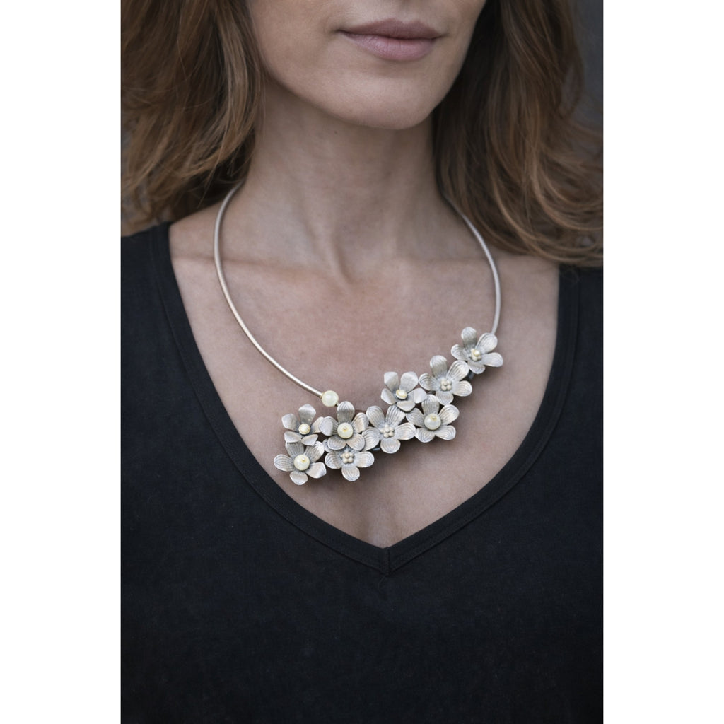 ELEGANT FLOWER CHOKER