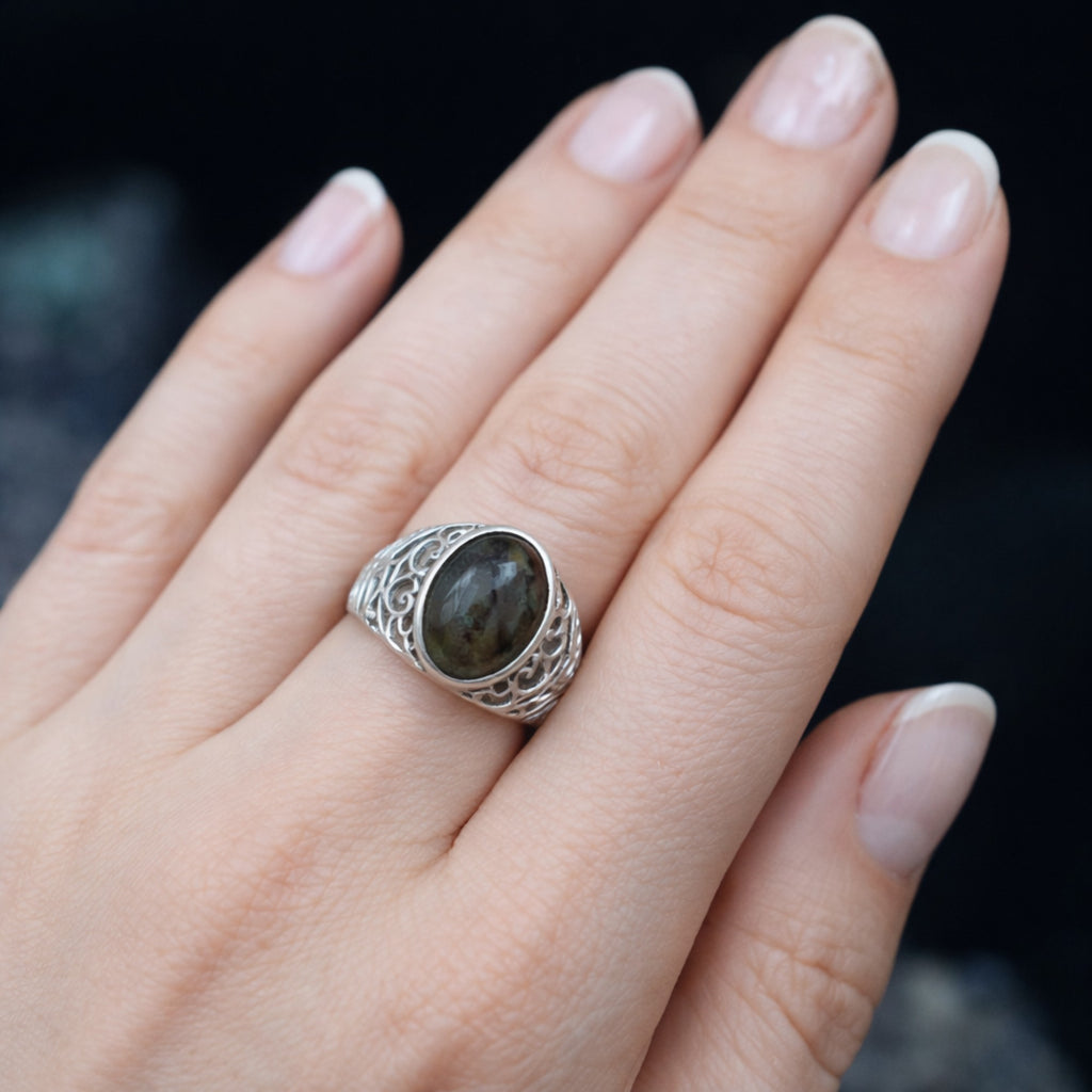 ANTIQUE SILVER RING WITH A LABRODORITE