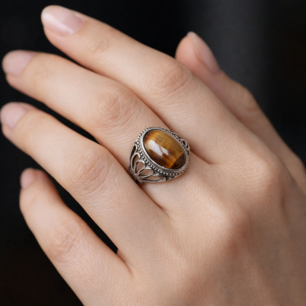 SILVER RING WITH A FILIGREE DESIGN , FEATURING A TIGER'S EYE