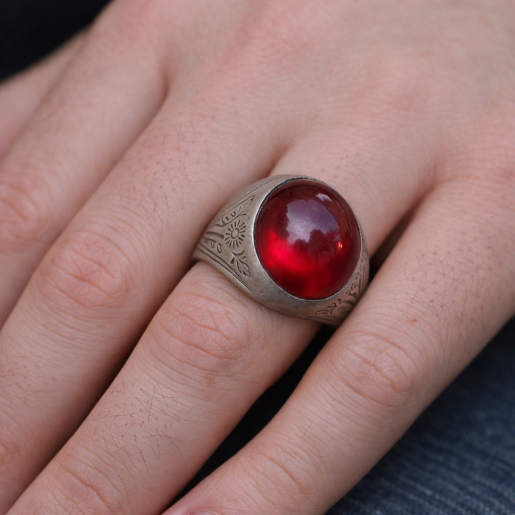 VINTAGE SILVER RING WITH AN OVAL RED STONE