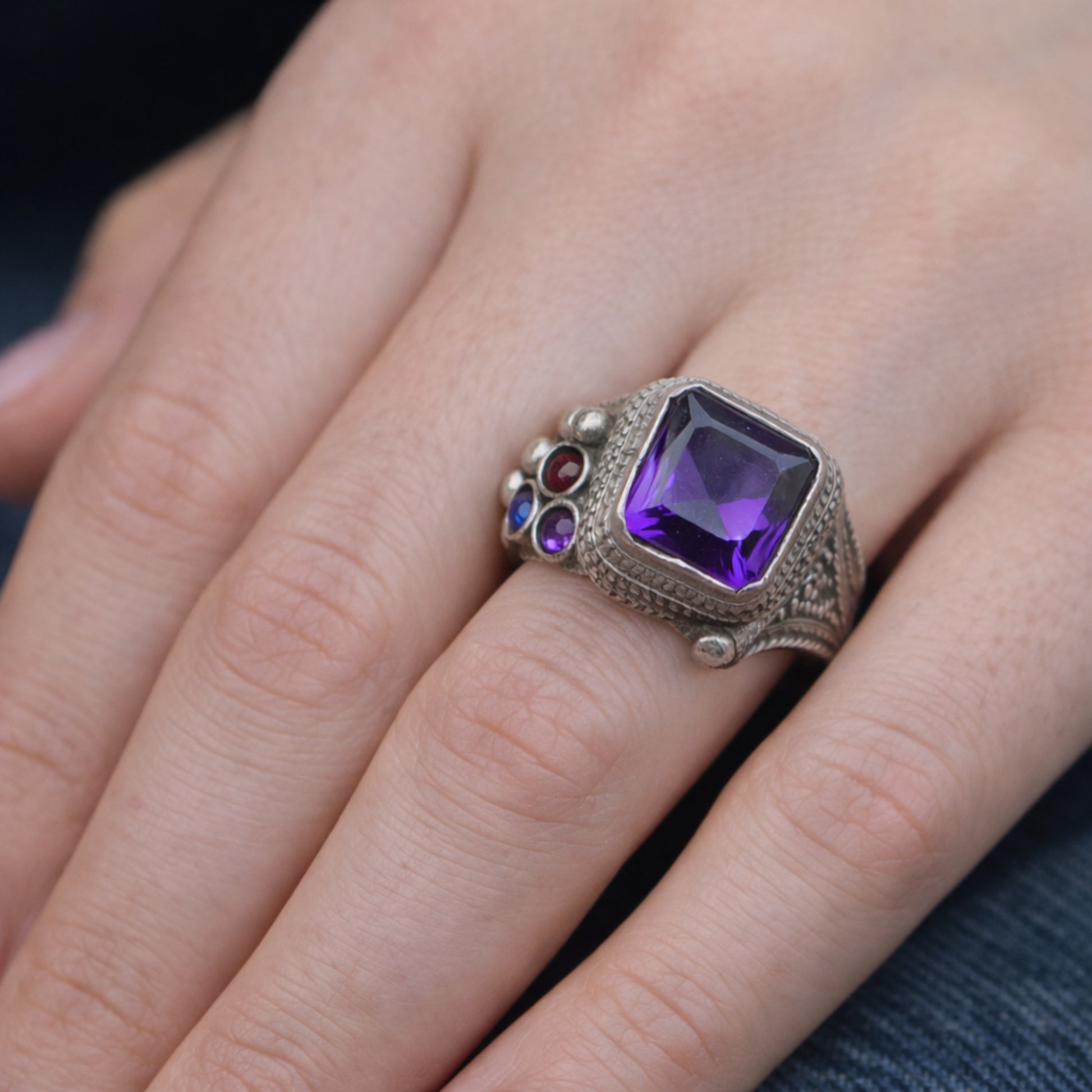 VINTAGE SILVER RING WITH A PURPLE GLASS STONE