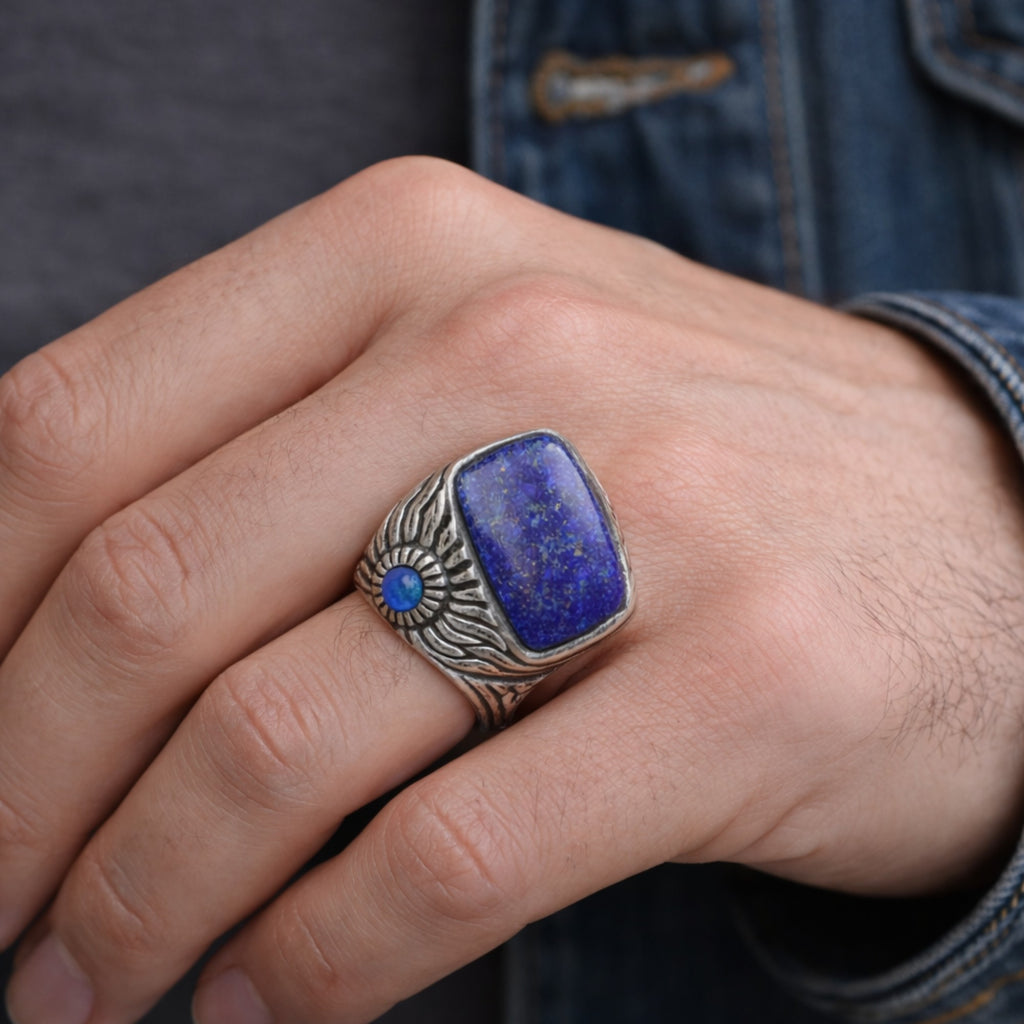 VINTAGE SILVER RING WITH A LARGE LAPIS LAZULLI