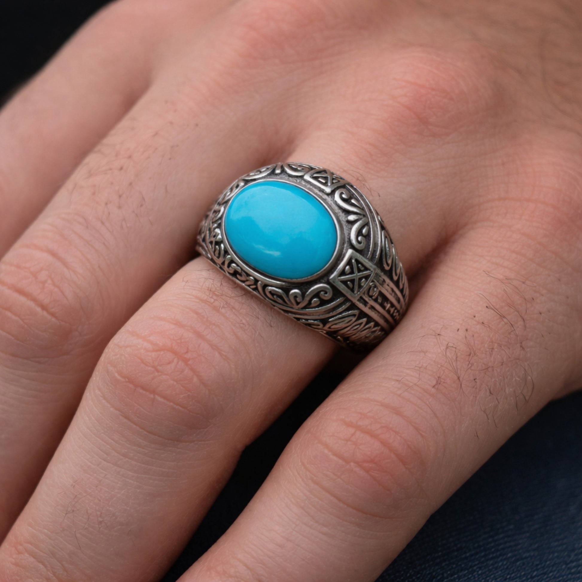 SILVER RING FEATURING AN ARIZONA TURQUOISE