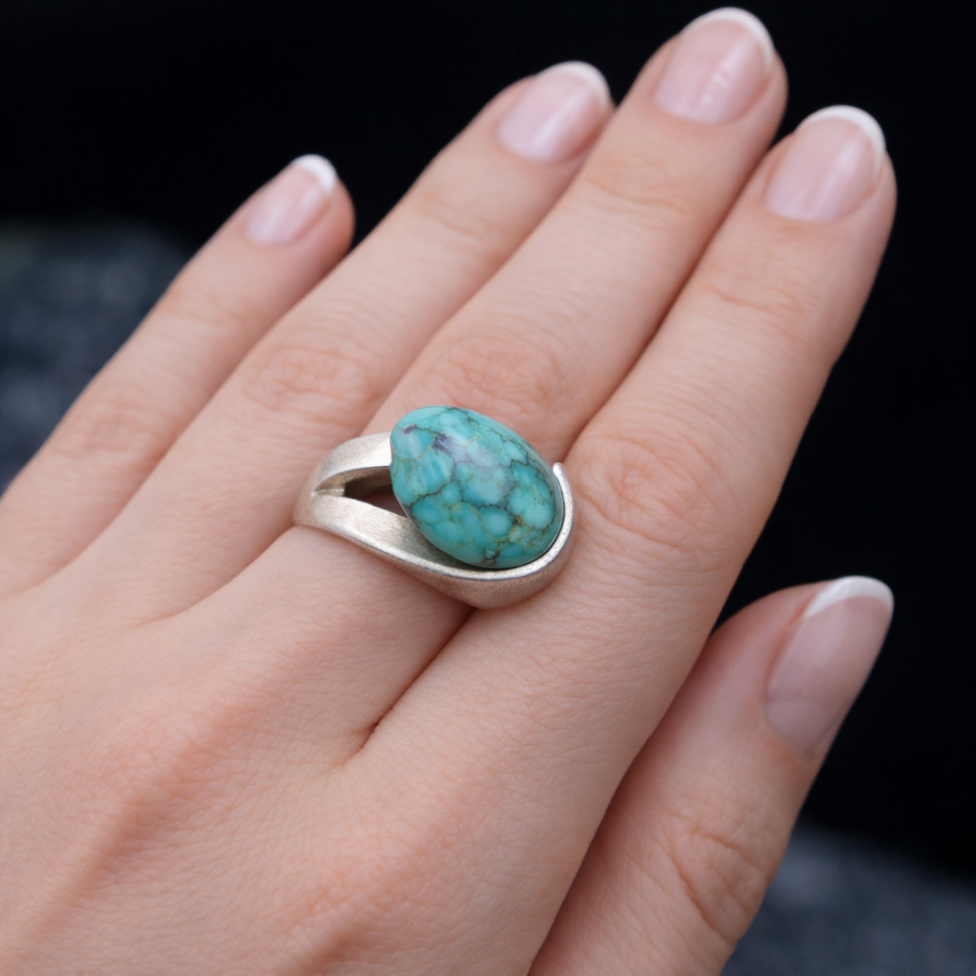 SILVER RING FEATURING AN OVAL TURQUOISE