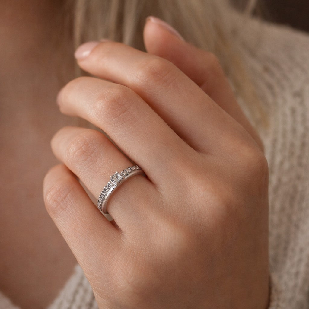 SILVER BAND RING WITH CENTRAL ZIRCON