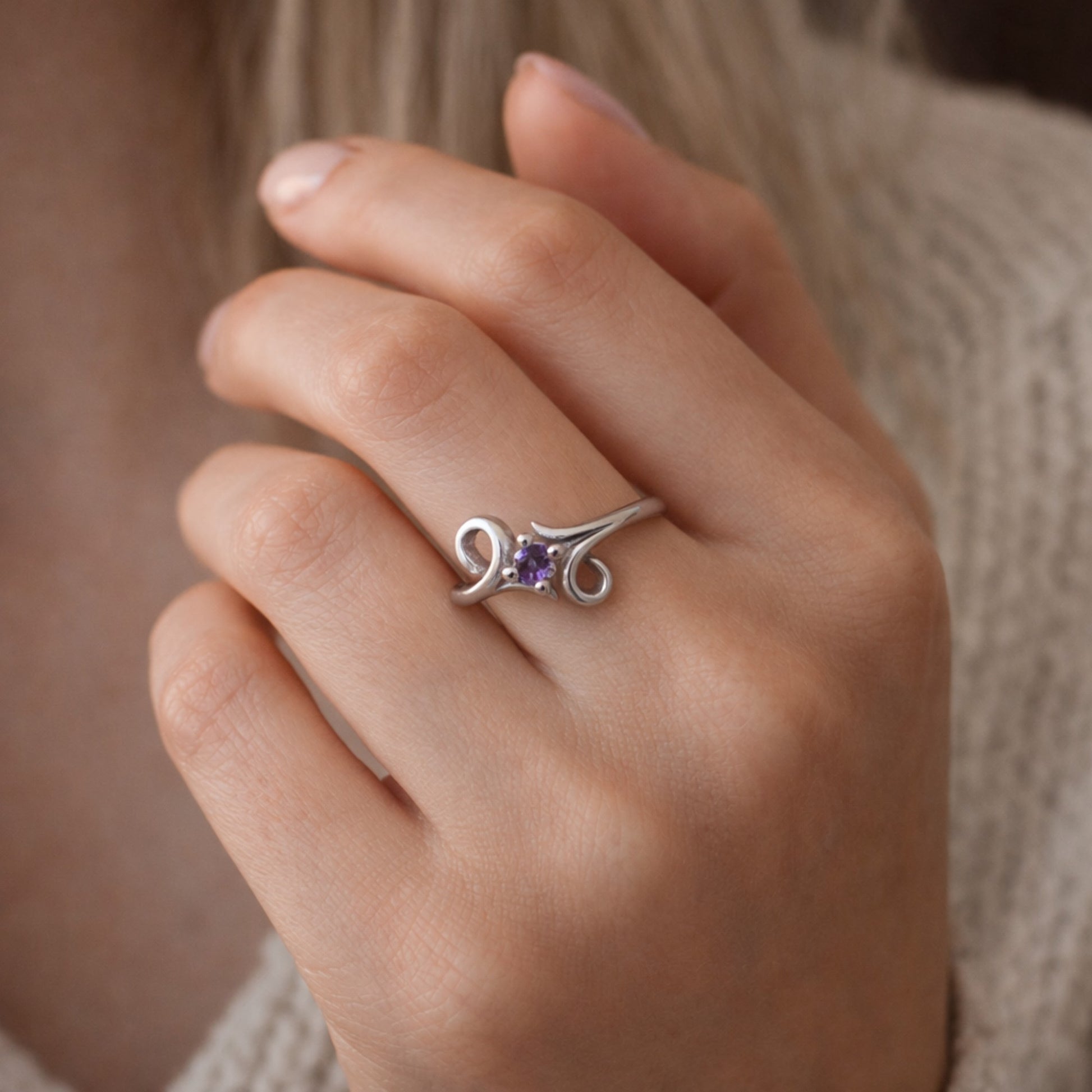SILVER RING WITH AN ELEGANT PURPLE GEMSTONE