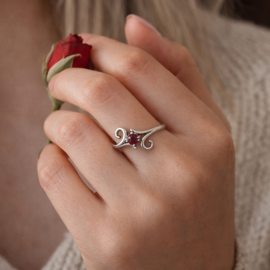 SILVER RING WITH AN ELEGANT PINK GEMSTONE