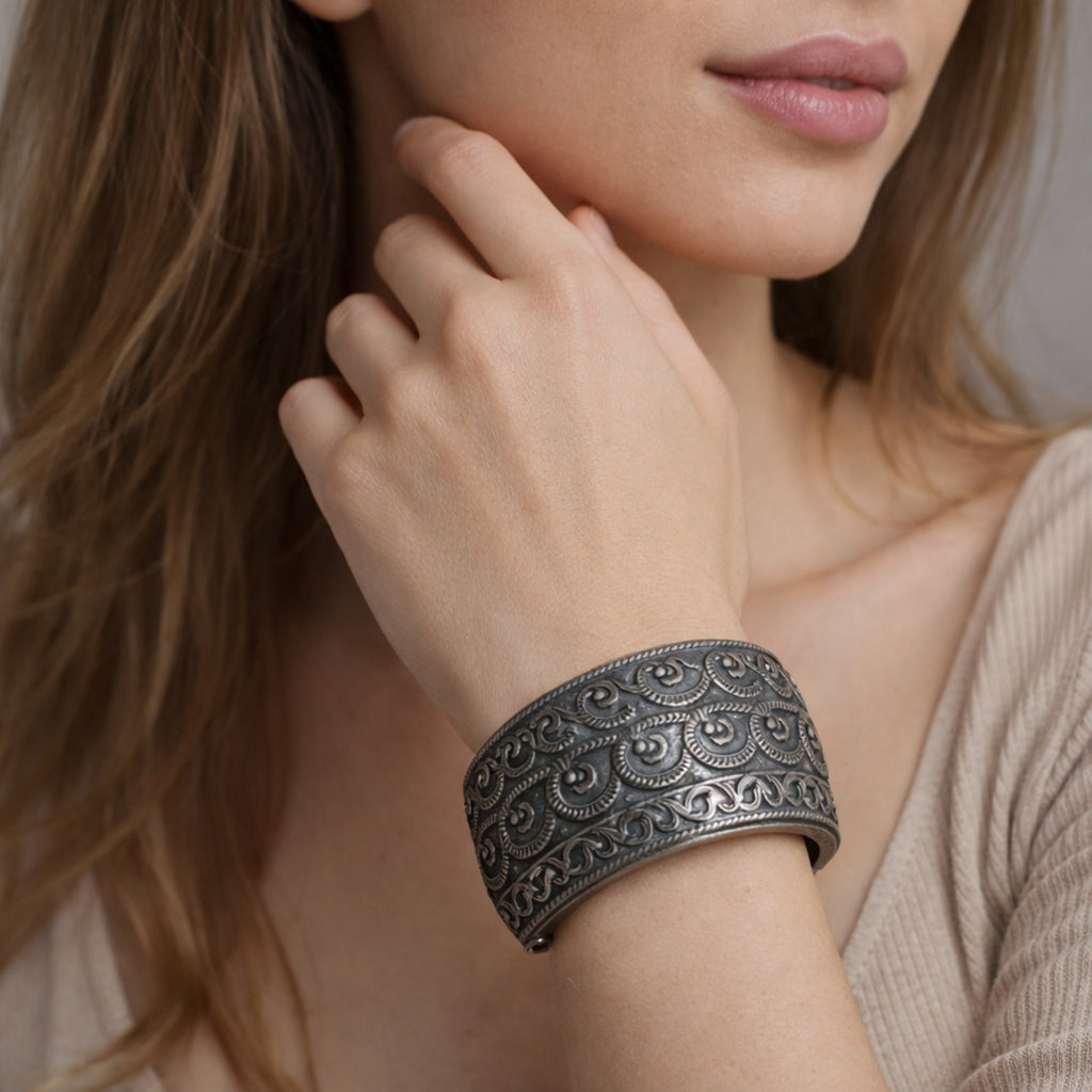 OXIDISED SILVER KADA WITH ROPE PATTERN