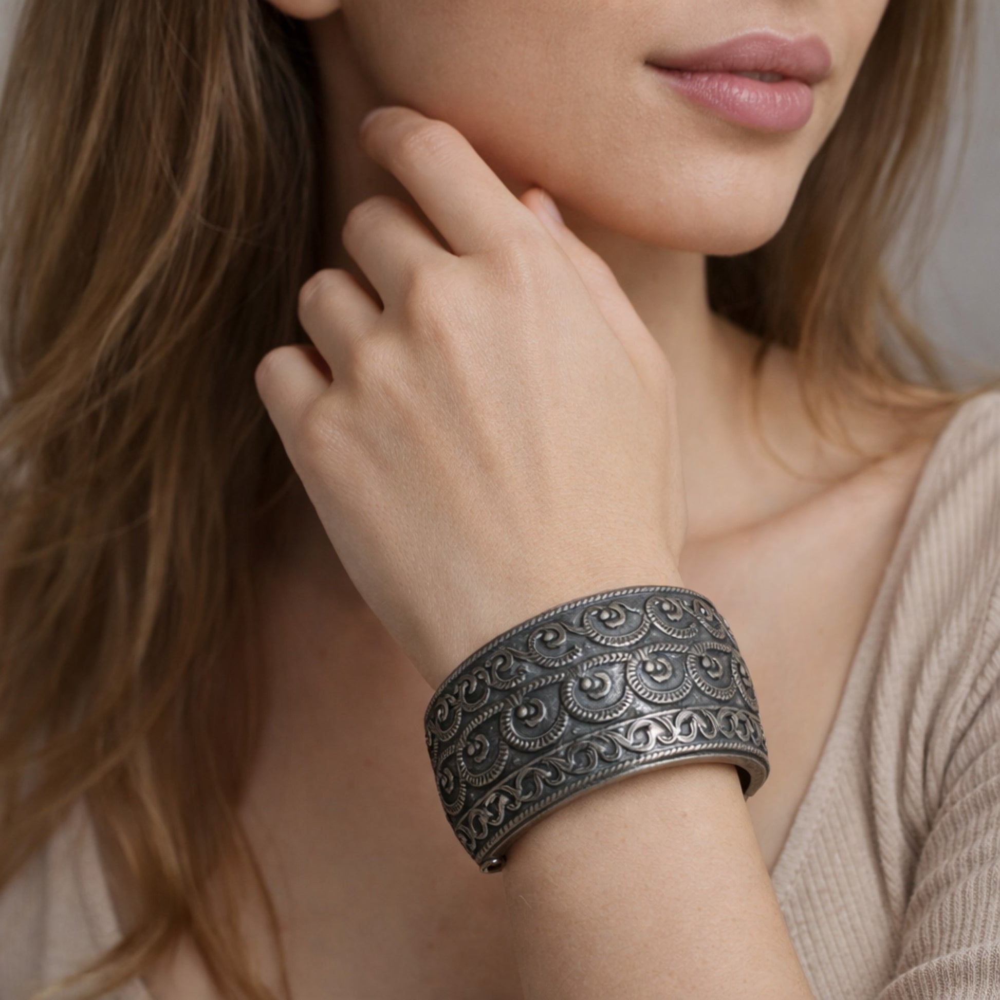 OXIDISED SILVER KADA WITH ROPE PATTERN