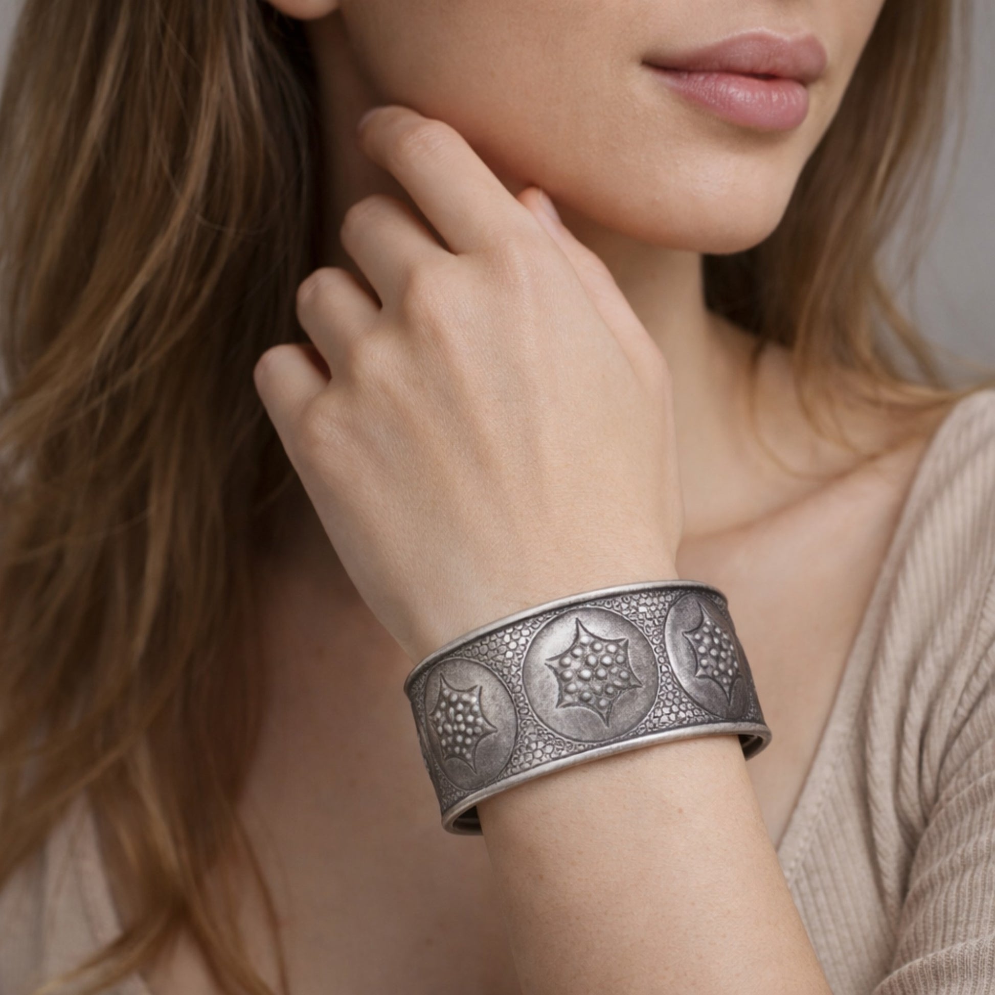 WIDE SILVER KADA WITH CIRCULAR FLORAL PATTERNS