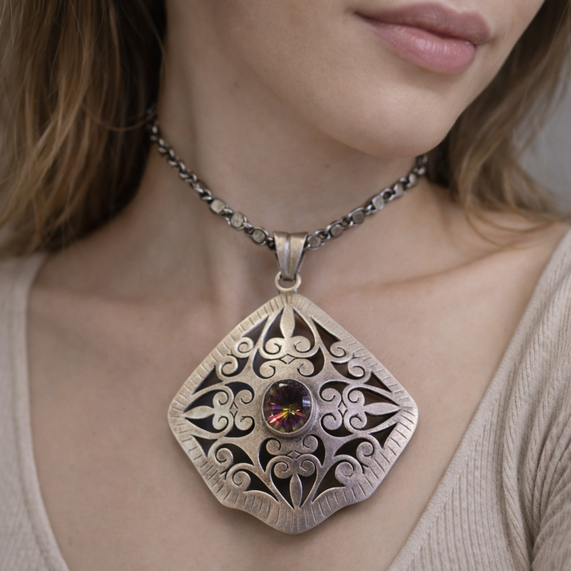 INTRICATE SILVER PENDANT WITH FILIGREE DESIGN