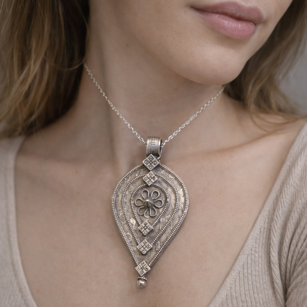 TEARDROP SHAPED SILVER PENDANT