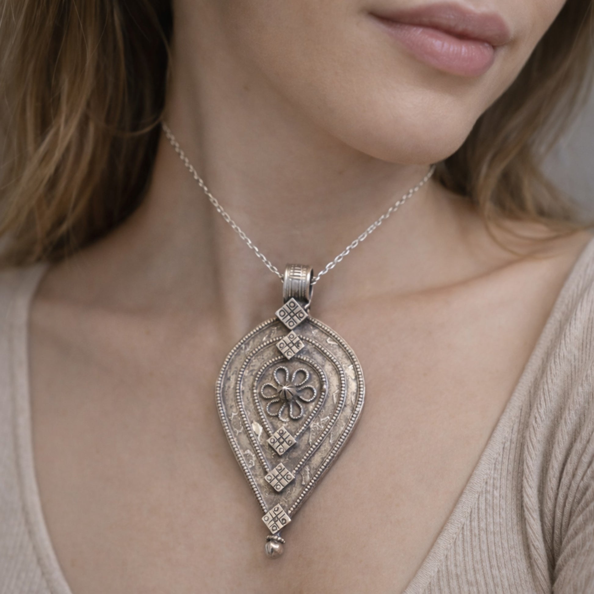 TEARDROP SHAPED SILVER PENDANT