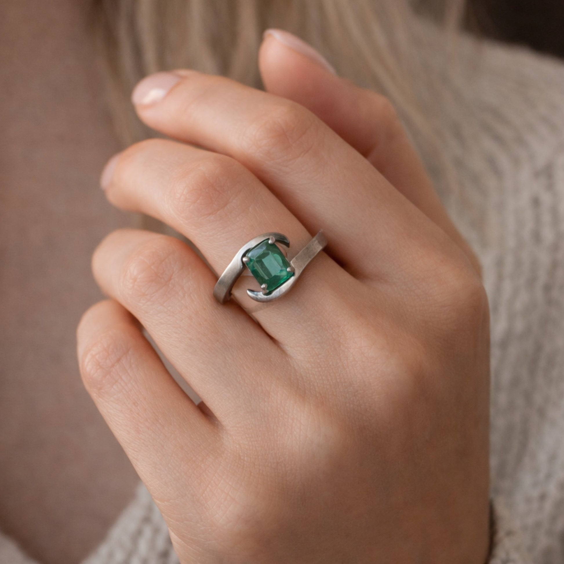 SILVER RING WITH 2 CARATS COLUMBIAN EMERALD
