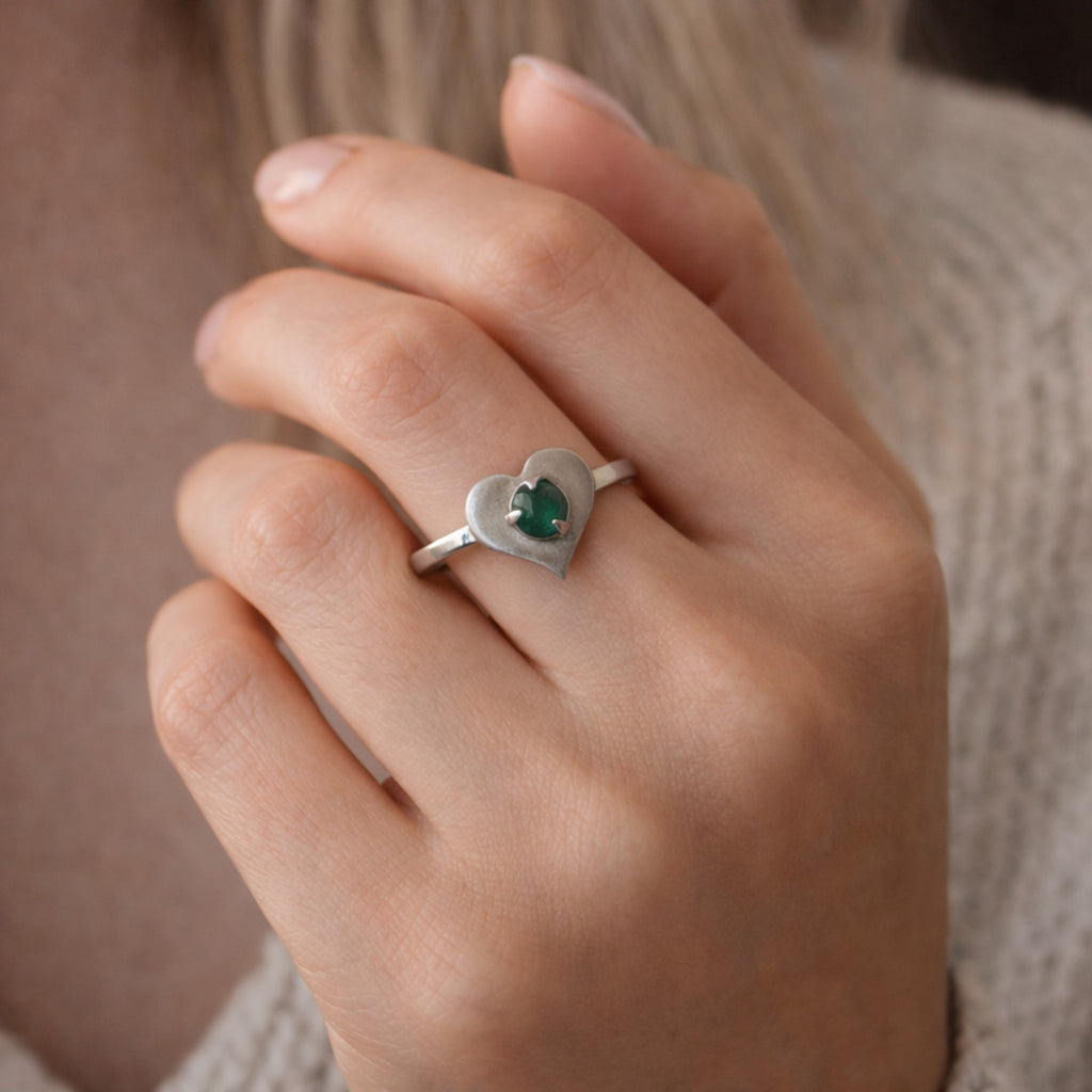 SILVER HEART SHAPED RING WITH NATURAL EMERALD