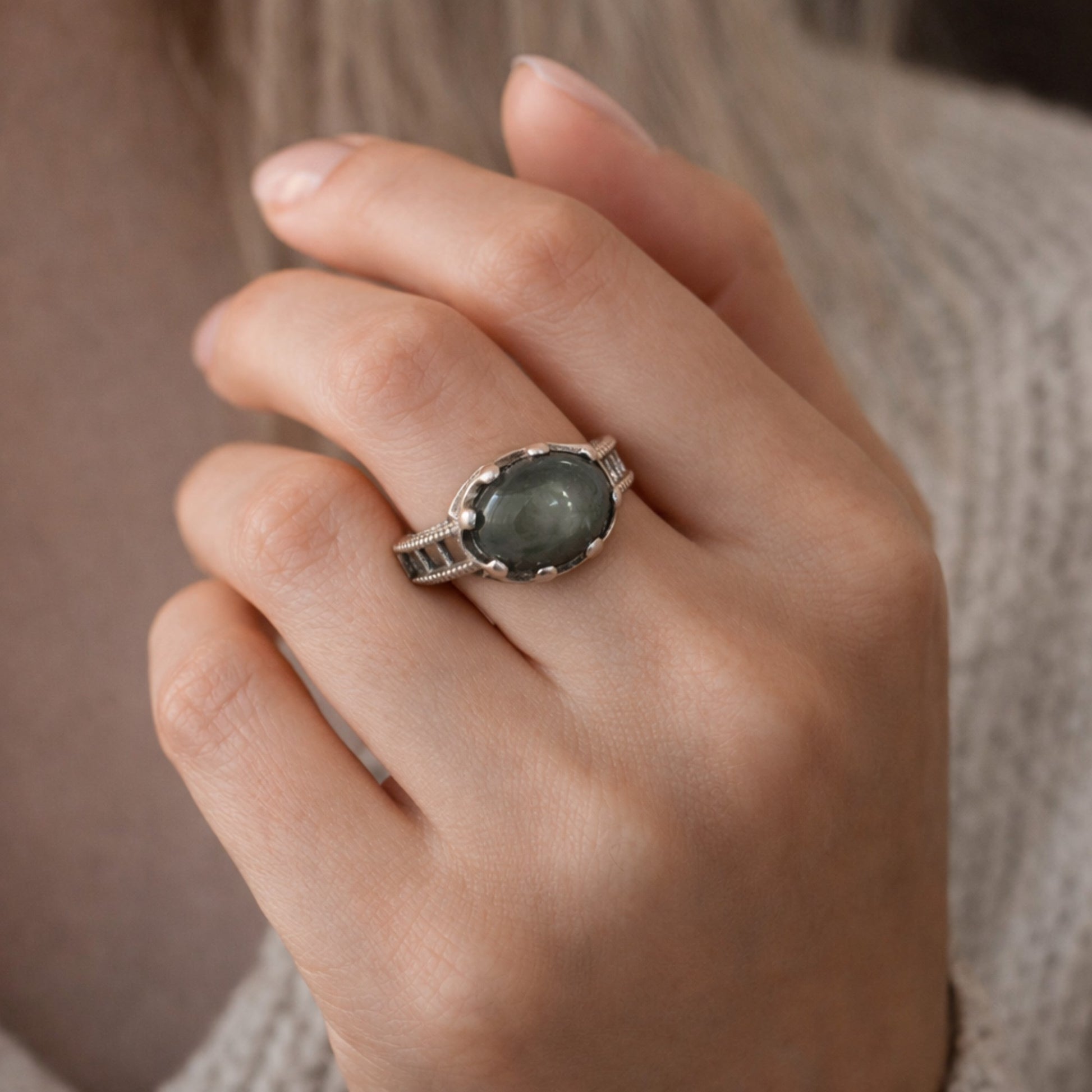 SILVER RING WITH AN BIG OVAL CATSEYE