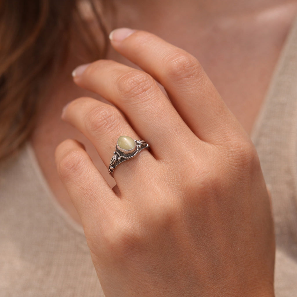 VINTAGE SILVER RING STUDDED WITH CATSEYE
