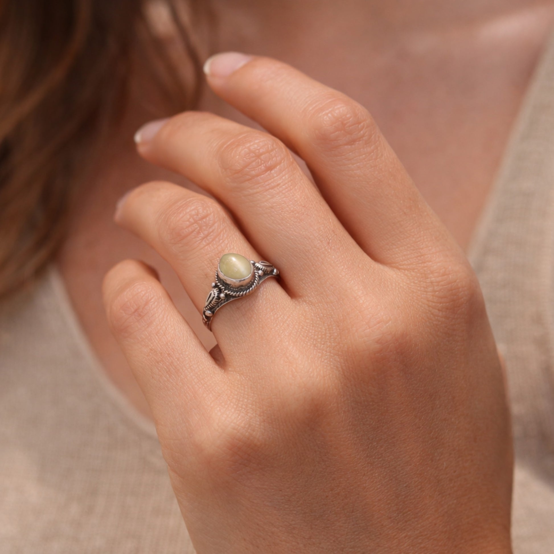 VINTAGE SILVER RING STUDDED WITH CATSEYE