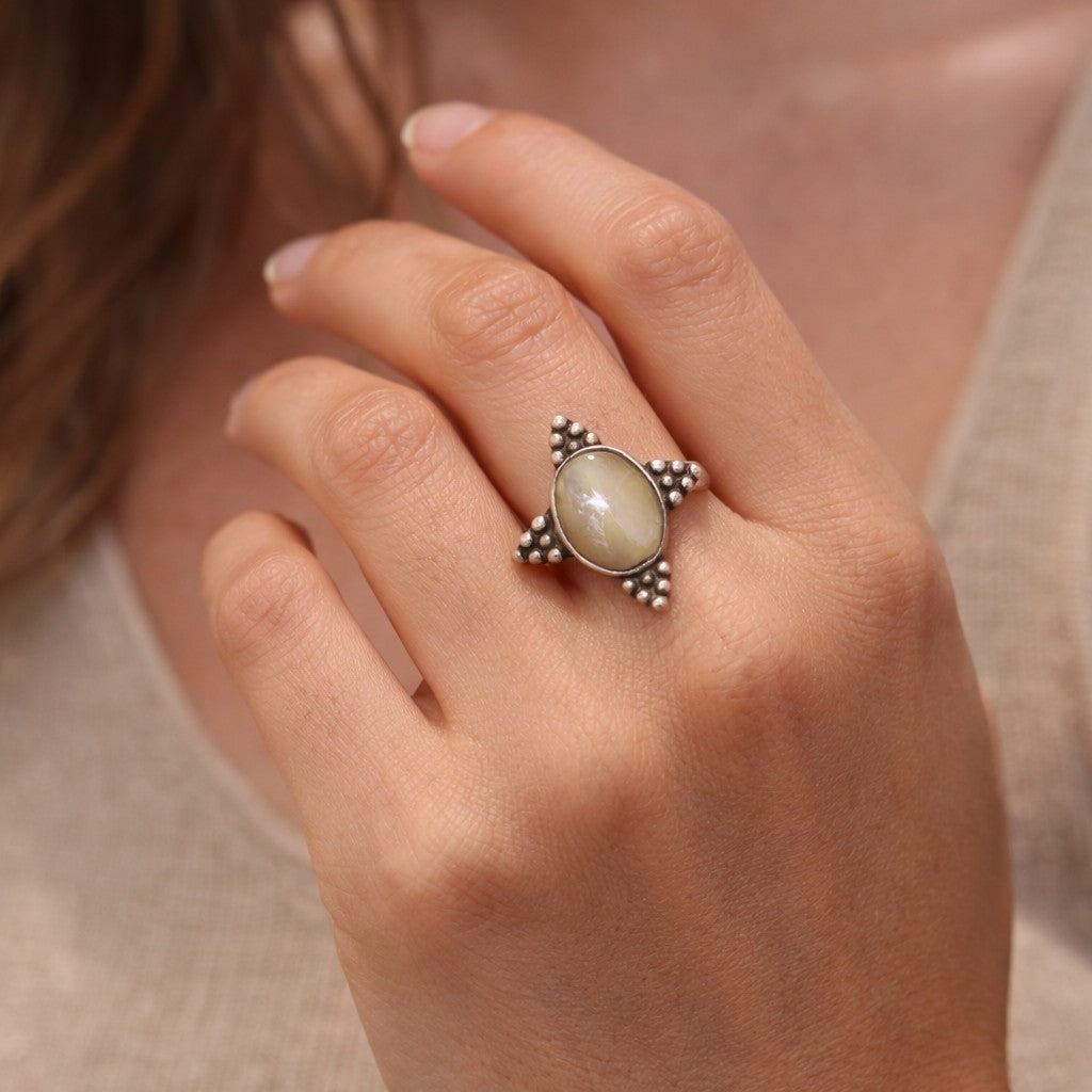 SILVER RING WITH A ROUND CATSEYE