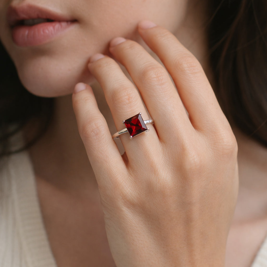 SILVER RING WITH SQUARE GARNET