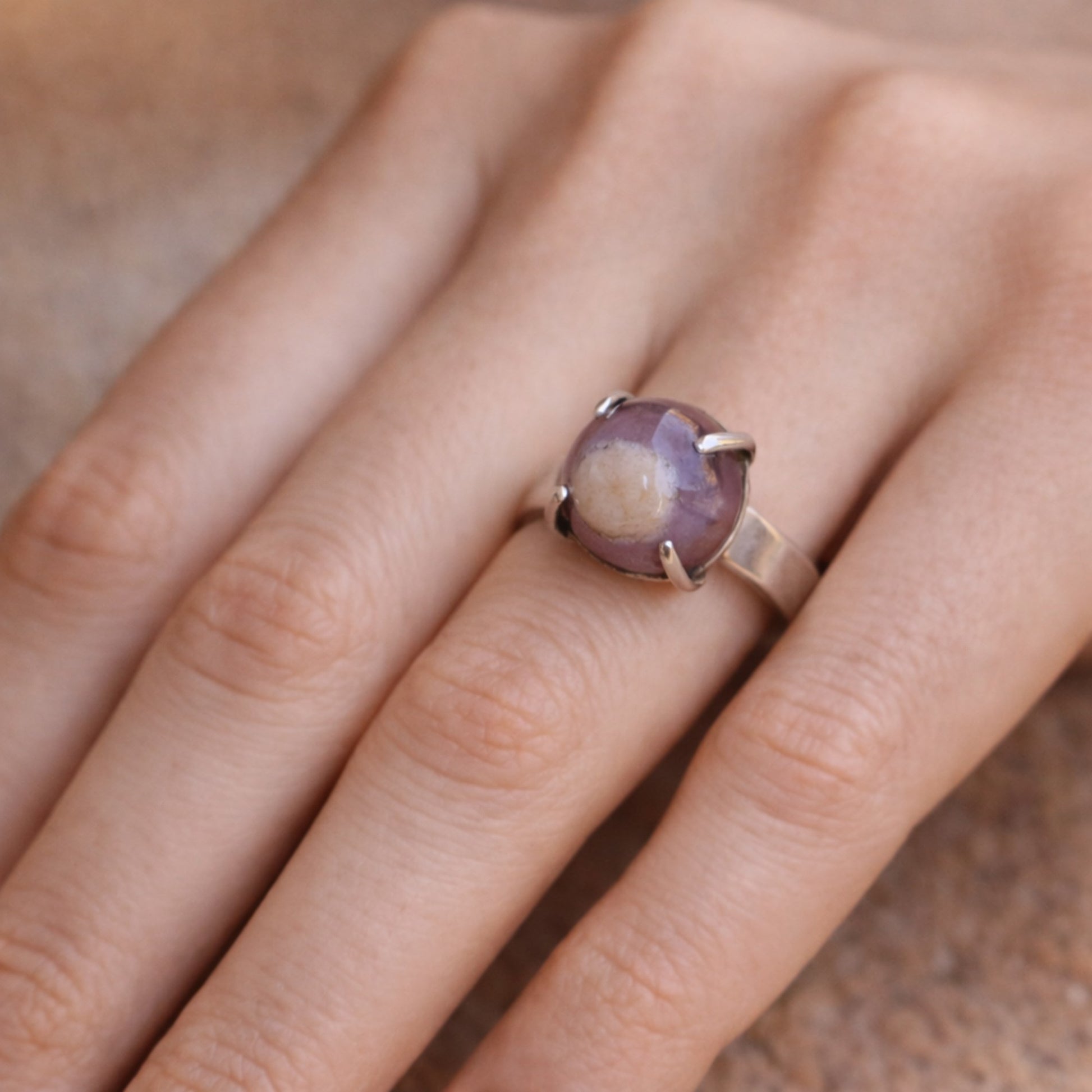 SILVER RING WITH A PURPLE AGATE