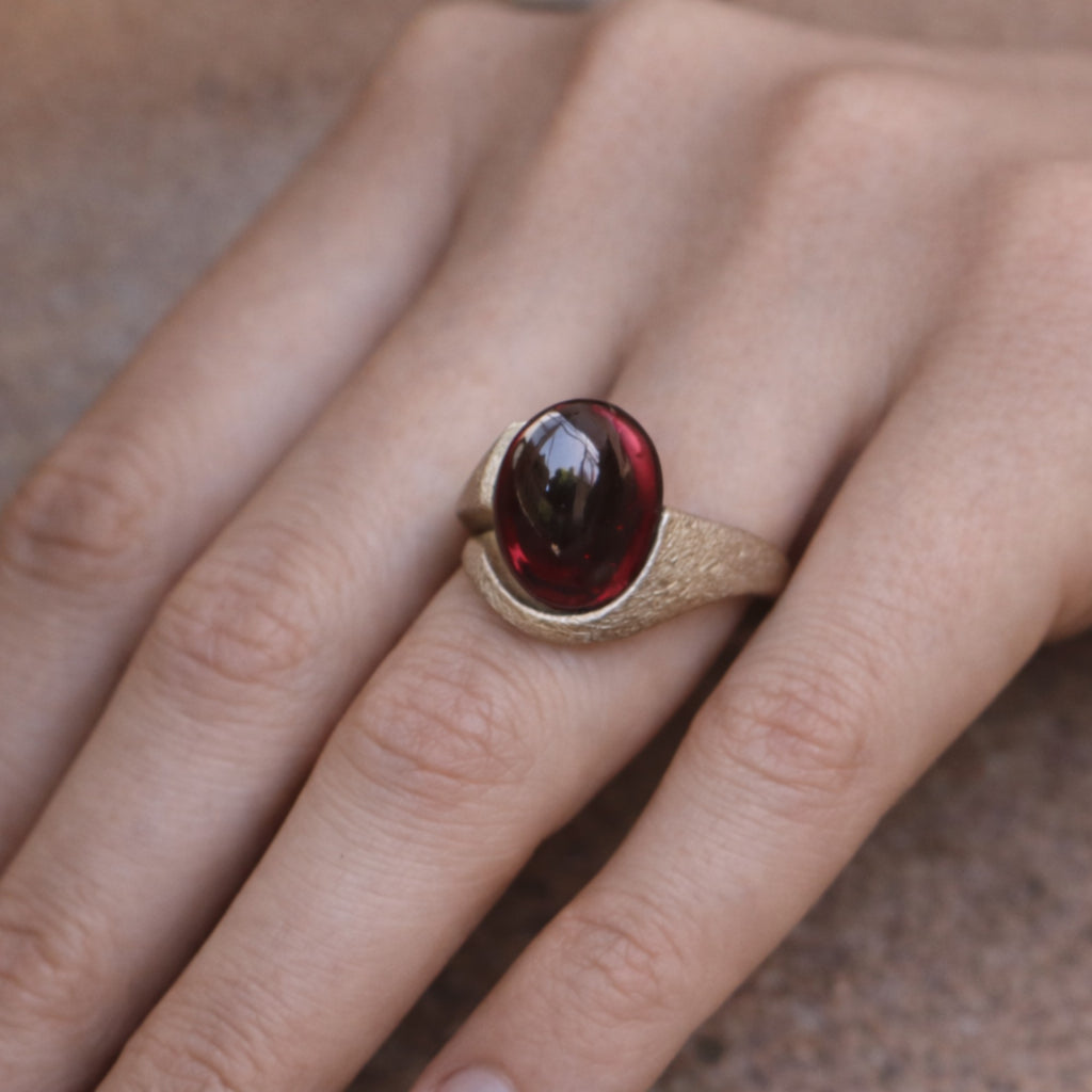 SILVER SMOOTH BAND FEATURING A GARNET