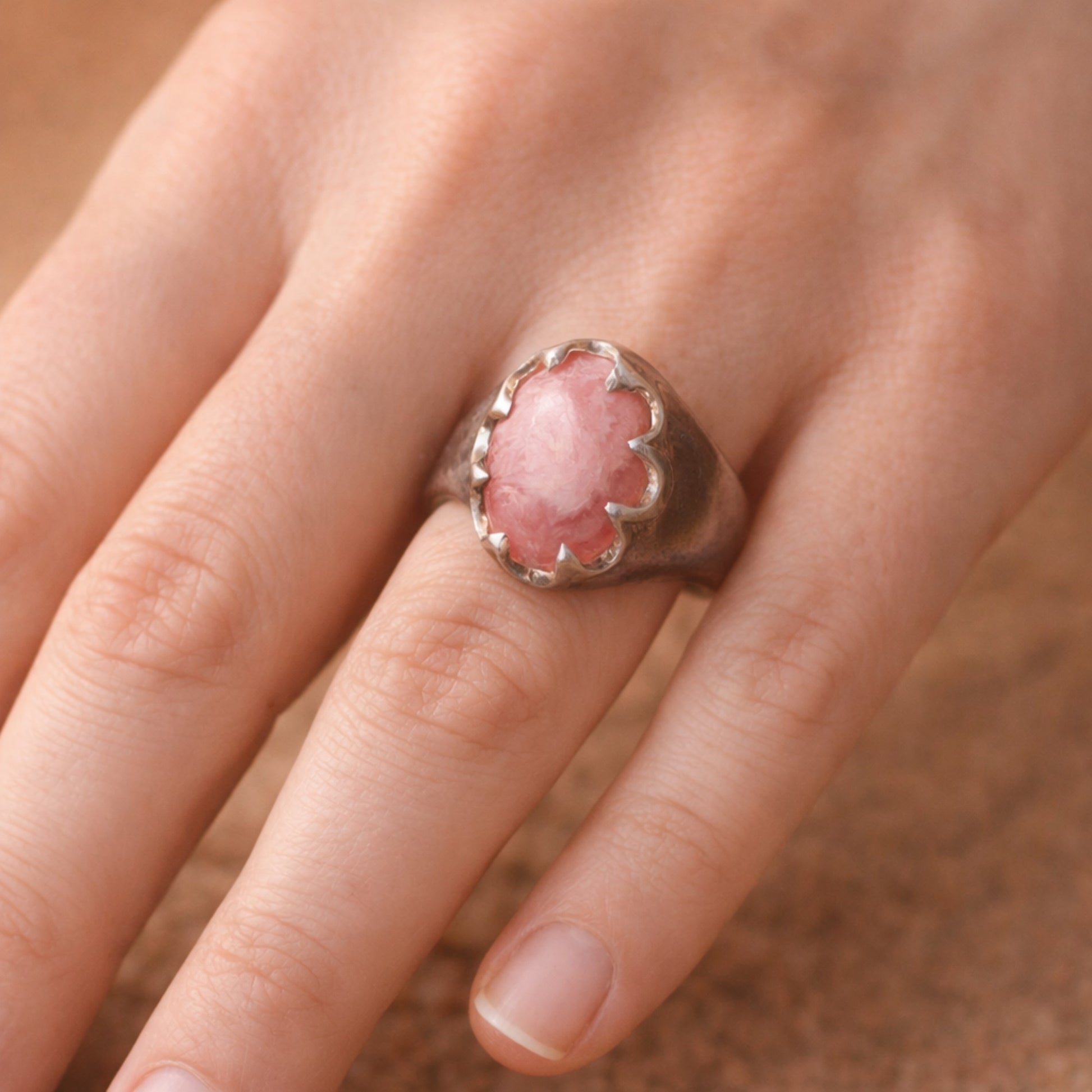 SILVER RING FEATURING A PINK GEMSTONE
