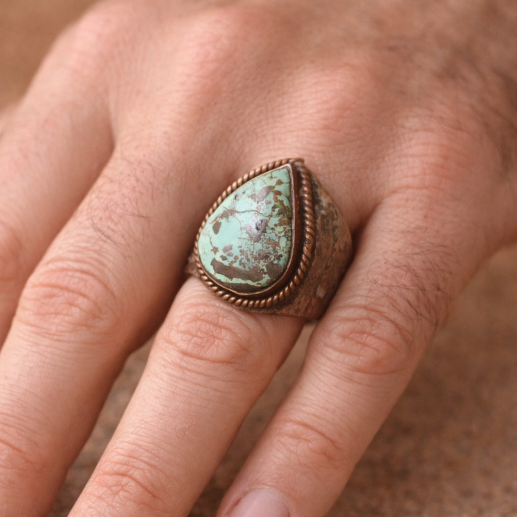VINTAGE CHUNKY SILVER RING FEATURING A LARGE TURQUOISE