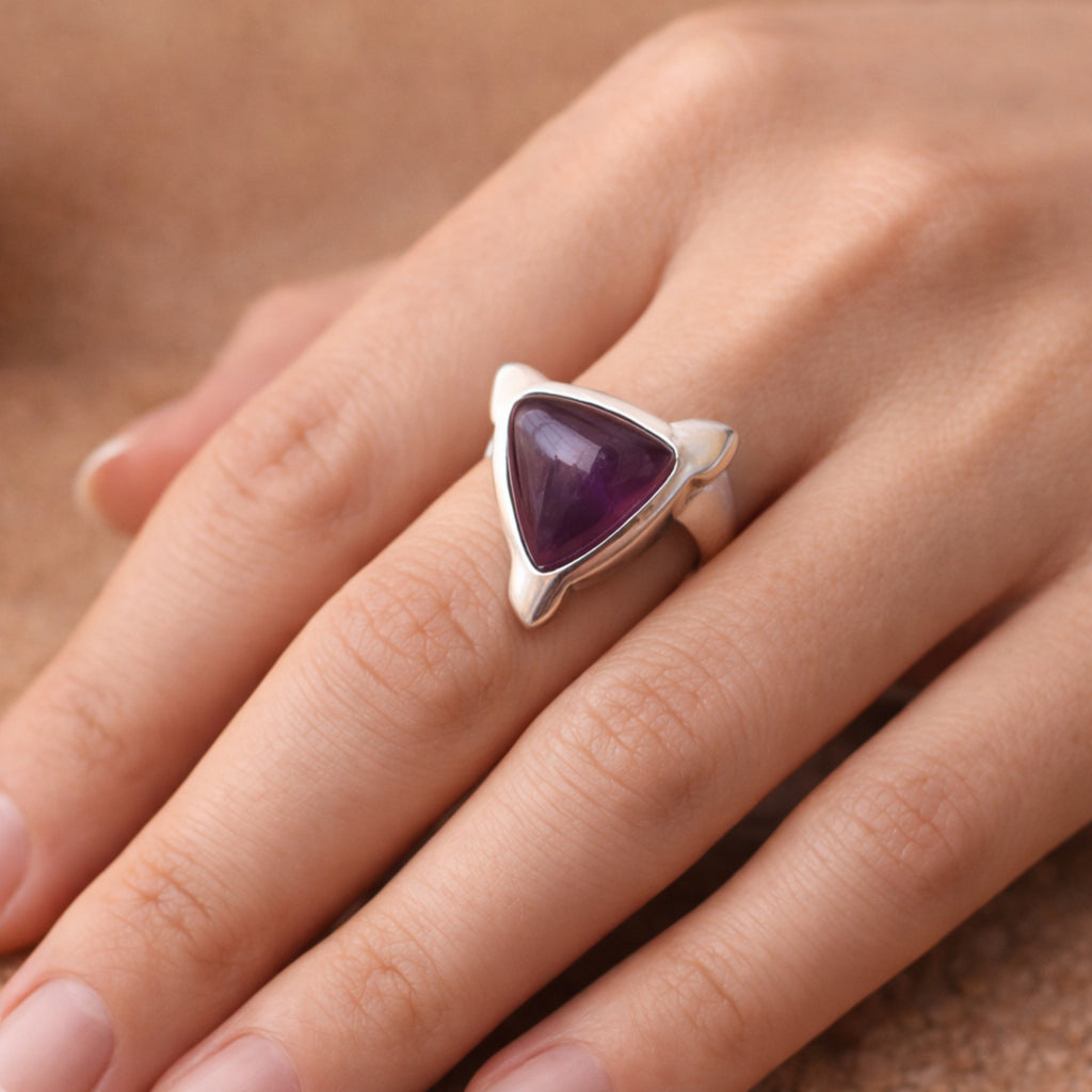 SILVER RING WITH A TRIANGULAR AMETHYST