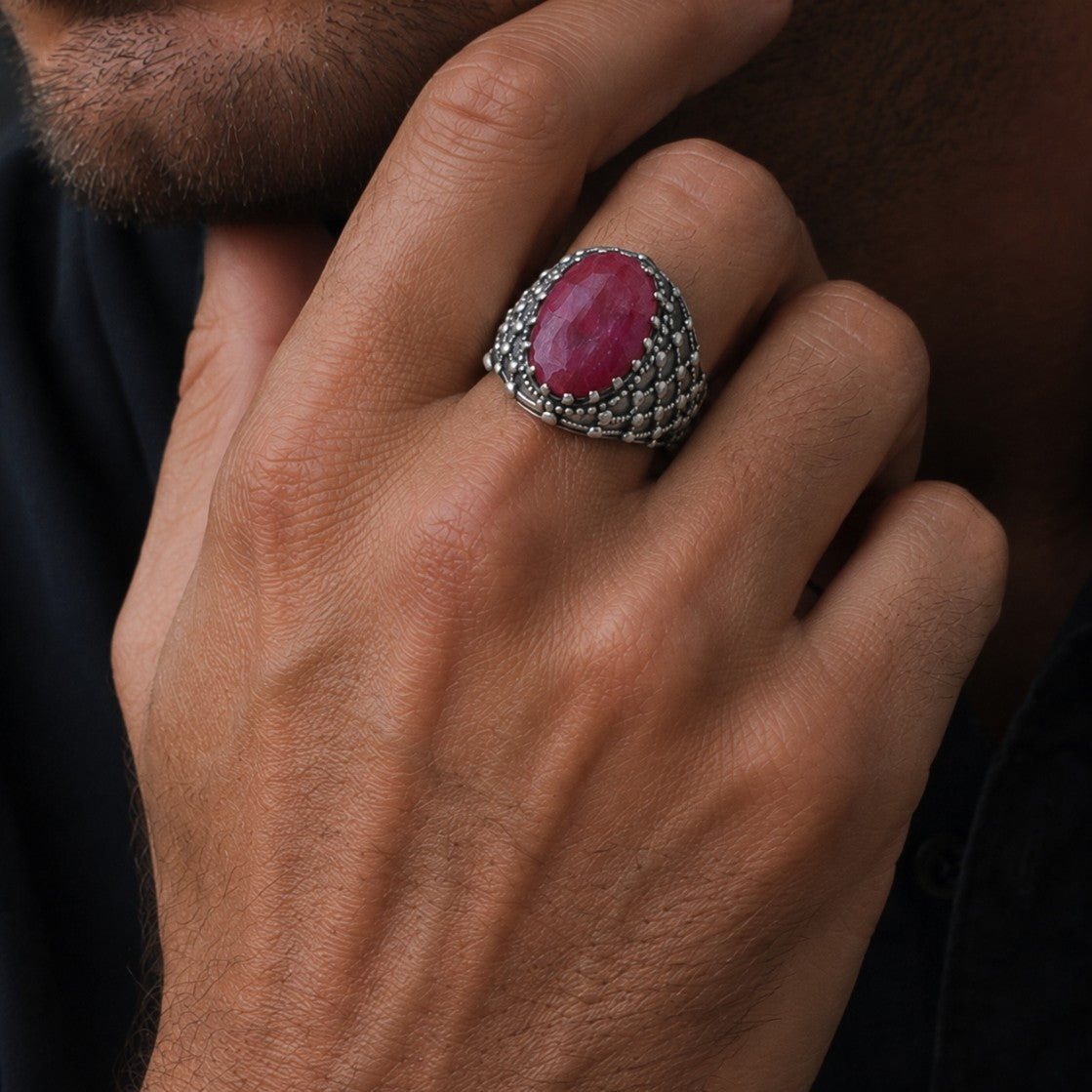 SILVER RING WITH A STRIKING OVAL RUBY
