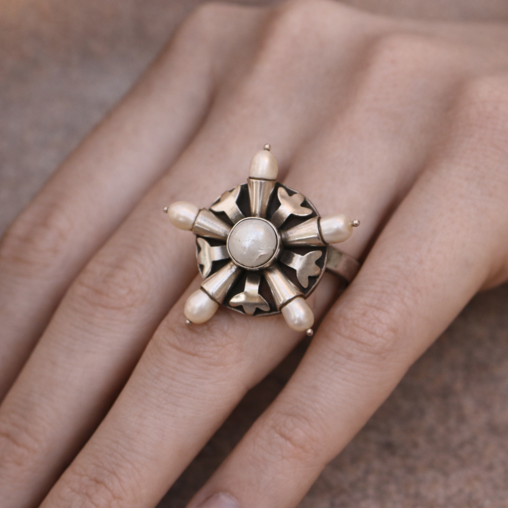 ANTIQUE SILVER RING IN A CIRCULAR DESIGN WITH NATURAL PEARLS