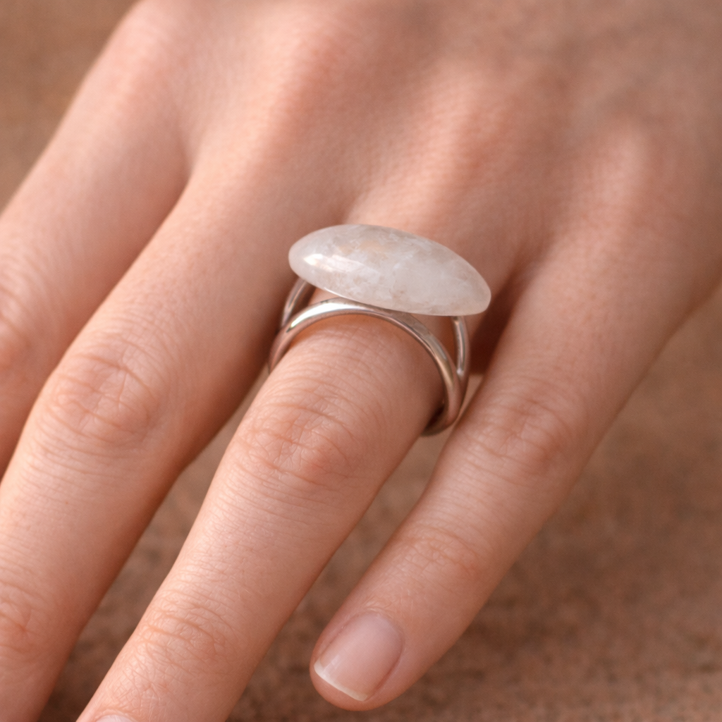 ELEGANT SILVER RING FEATURING A MOONSTONE