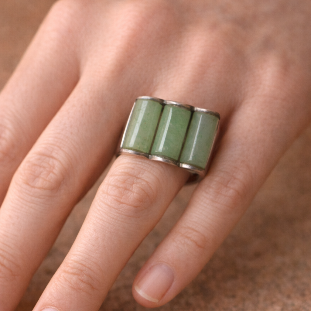 SILVER RING FEATURING TRIO OF AGATES IN A GEOMETRIC DESIGN