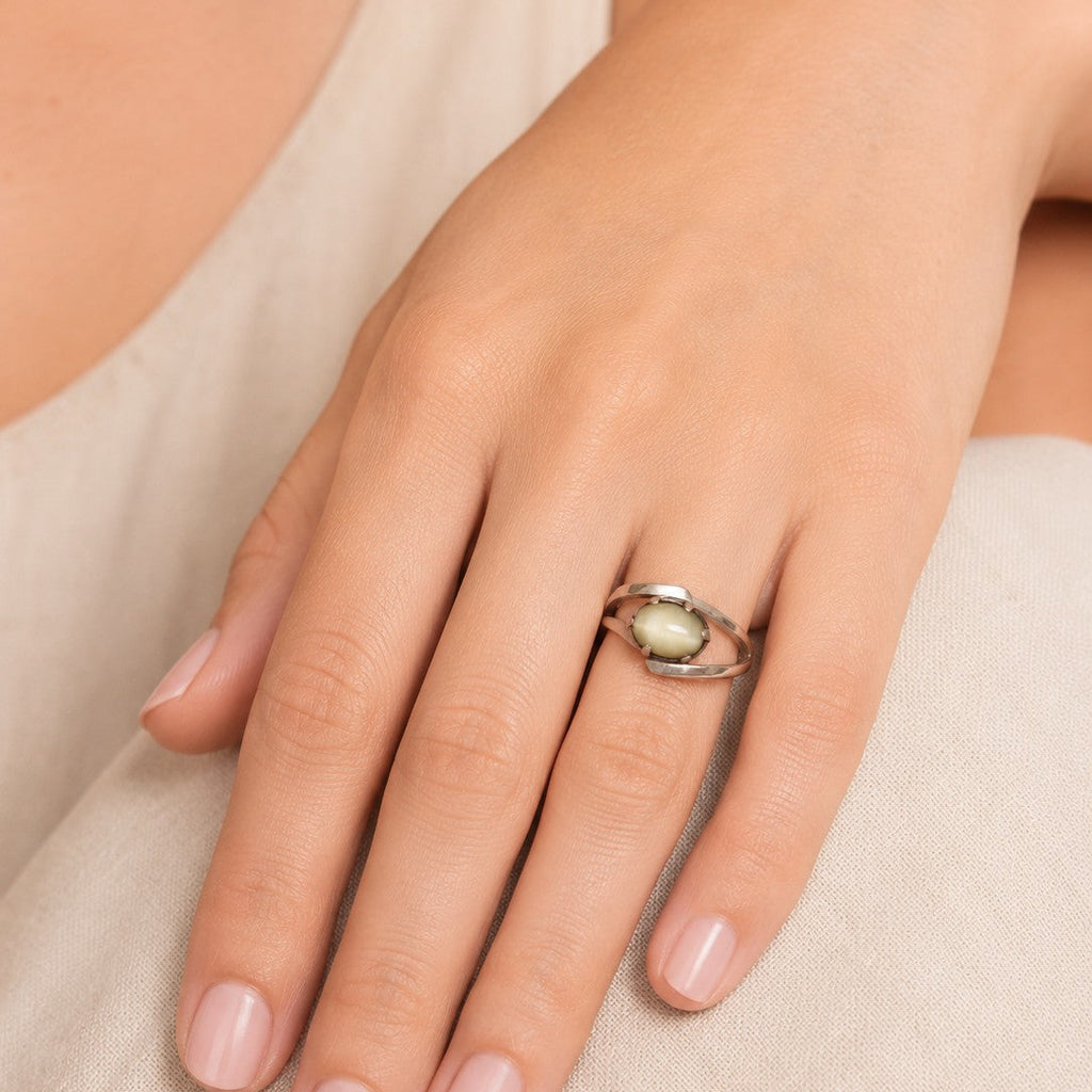 SILVER RING WITH AN OVAL CATSEYE