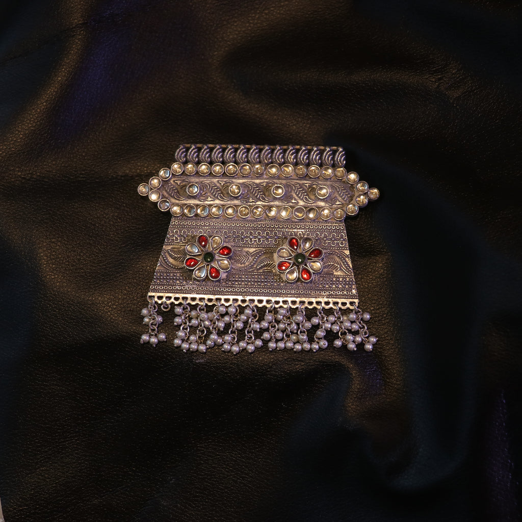 RECTANGULAR SILVER PENDANT WITH LEAF PATTERNS