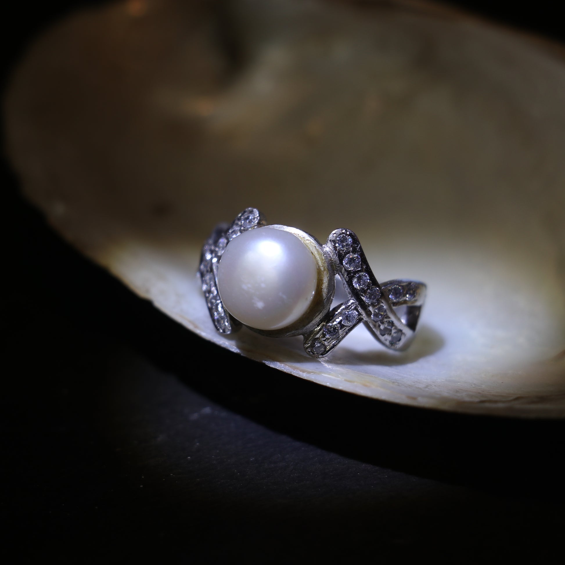 SILVER RING WITH CENTRAL PEARL AND ZIRCON