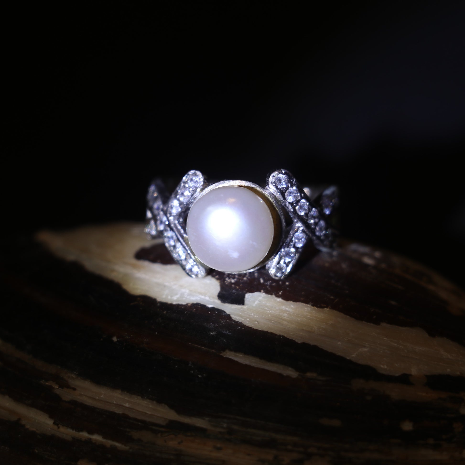 SILVER RING WITH CENTRAL PEARL AND ZIRCON