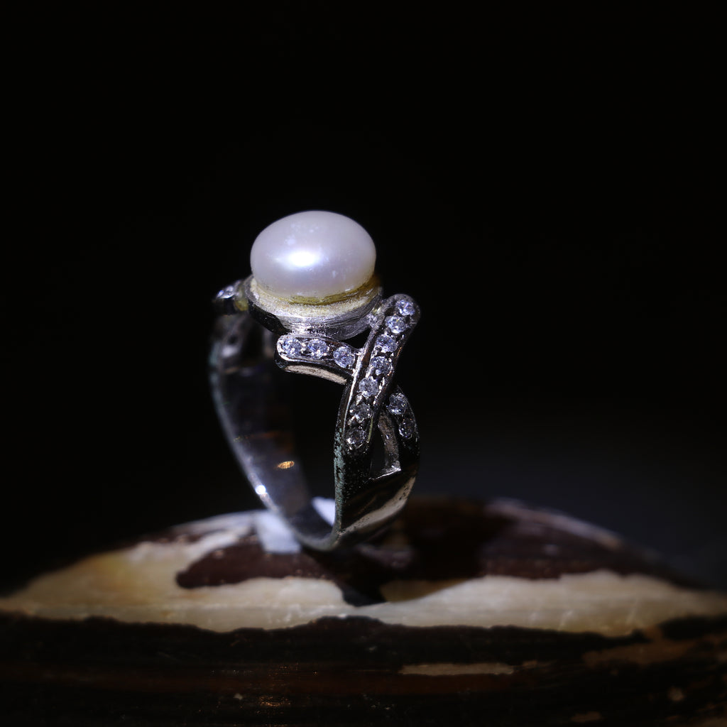 SILVER RING WITH CENTRAL PEARL AND ZIRCON