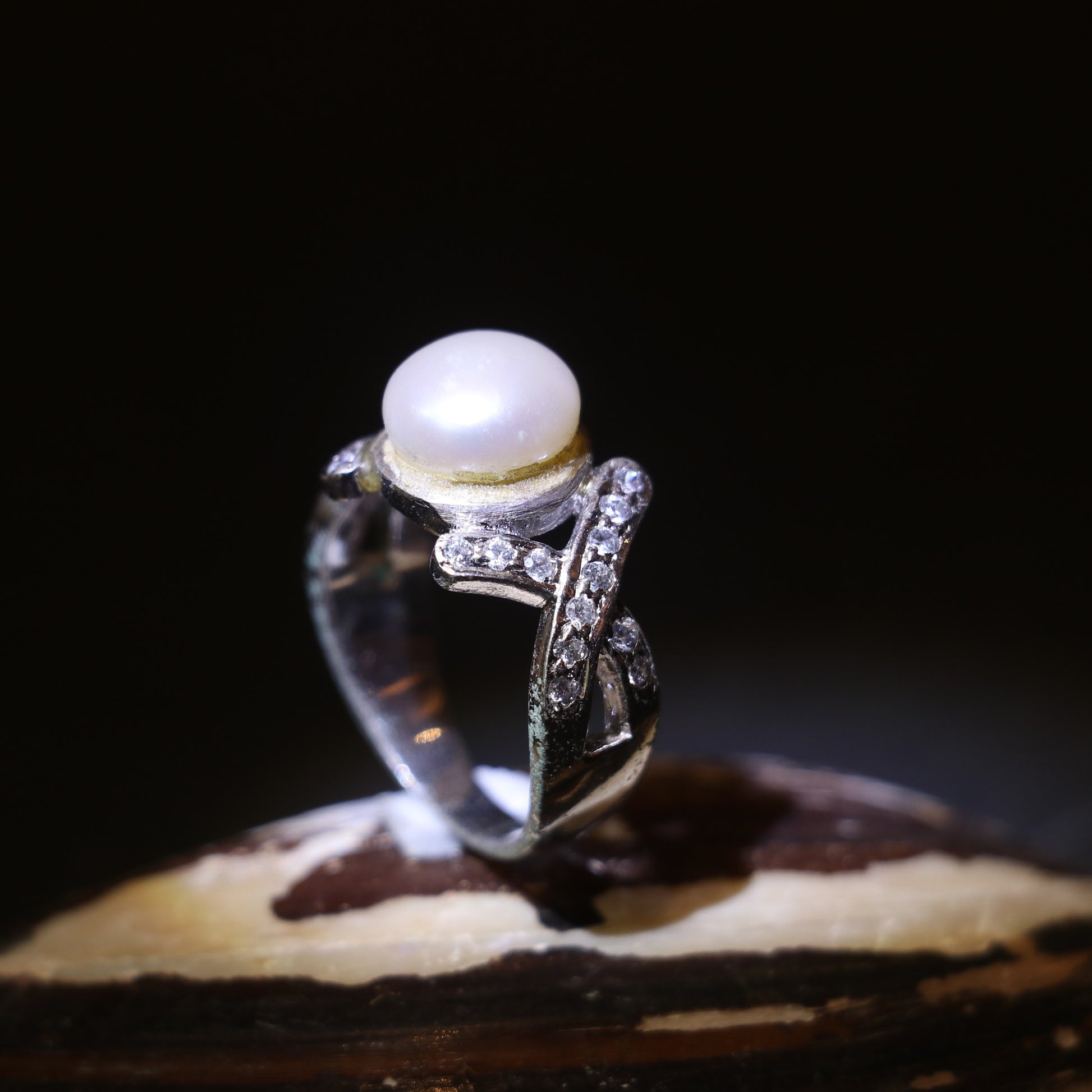 SILVER RING WITH CENTRAL PEARL AND ZIRCON