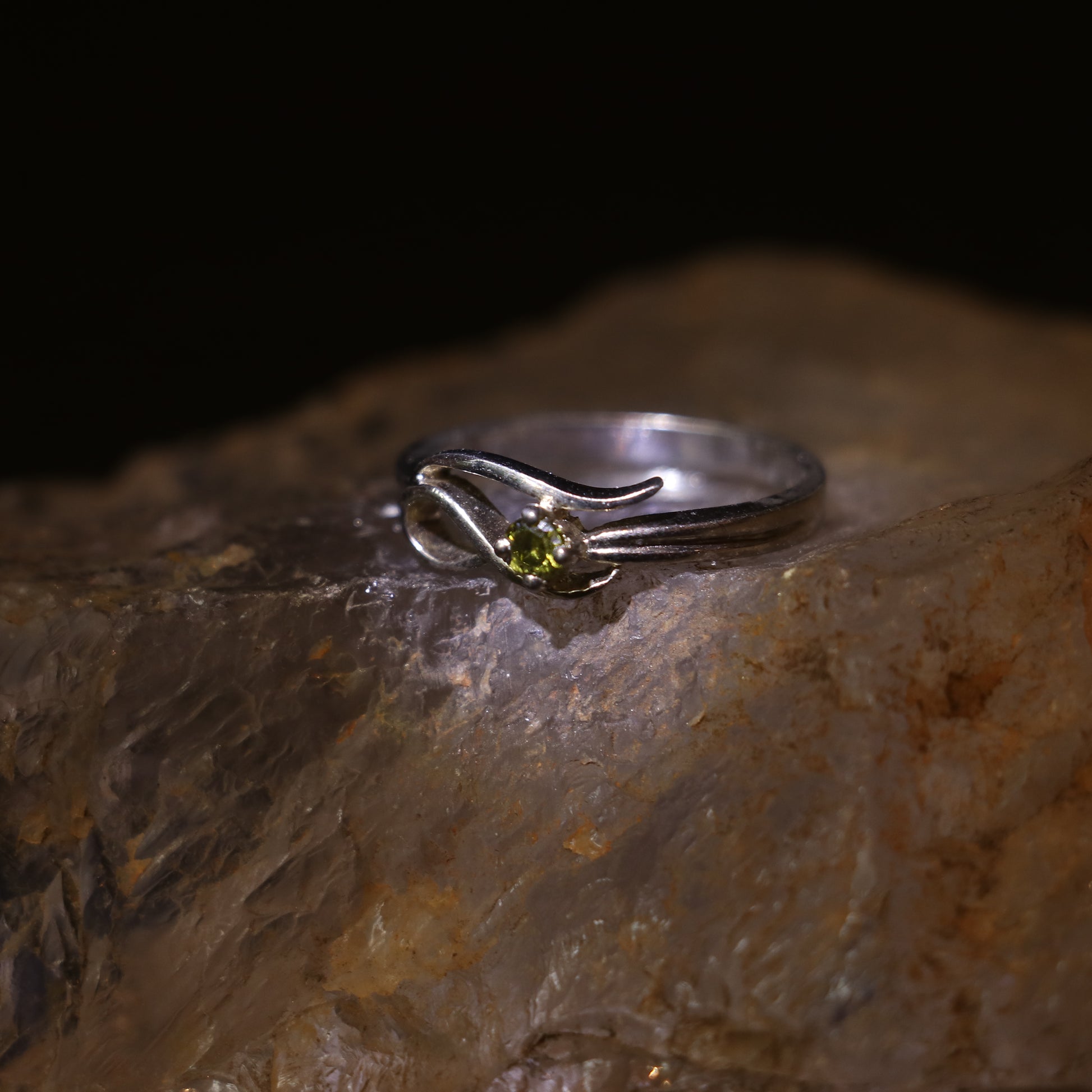 SILVER RING WITH PERIDOT
