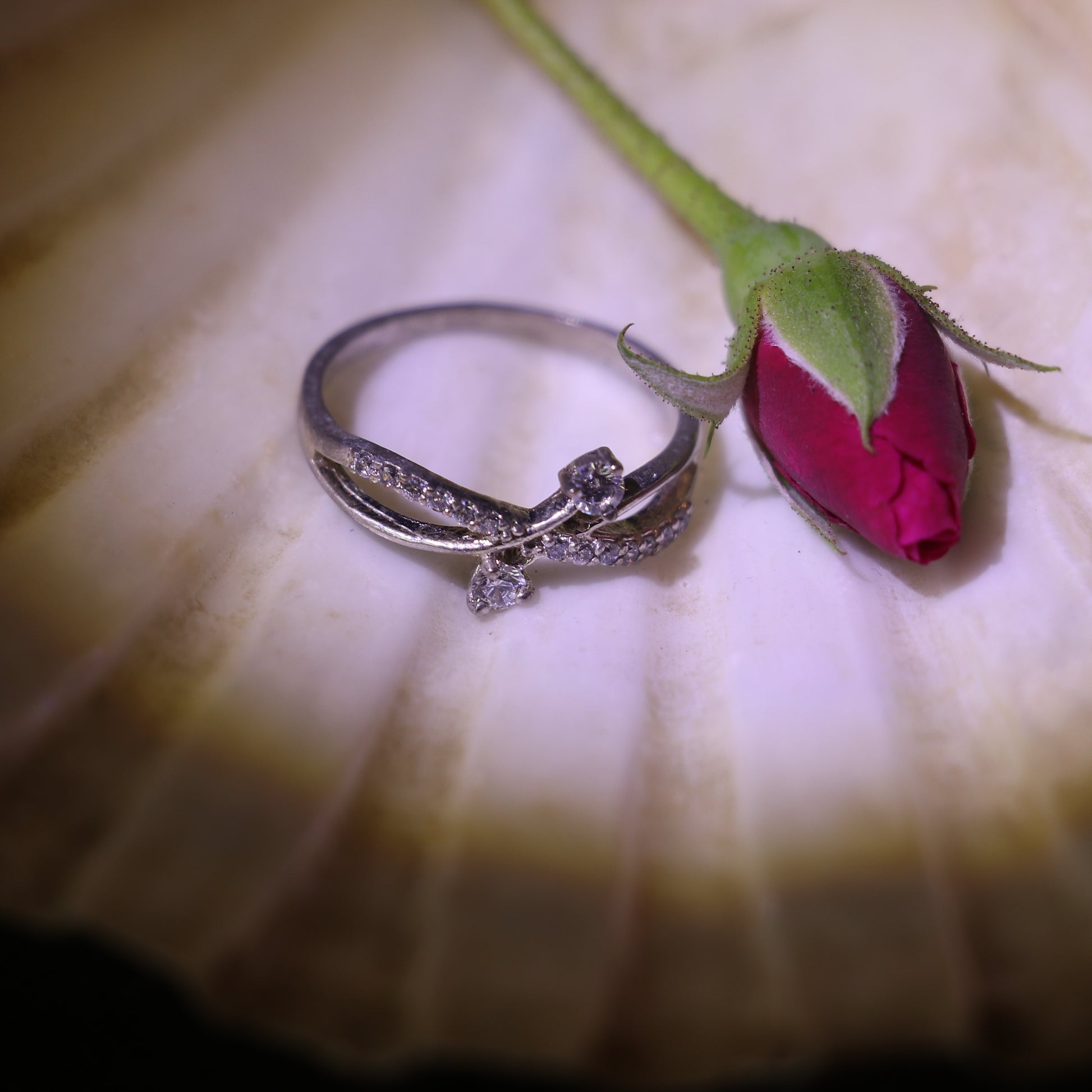 SILVER RING WITH A DELICATE CRISSCROSS DESIGN AND SMALL ZIRCONS