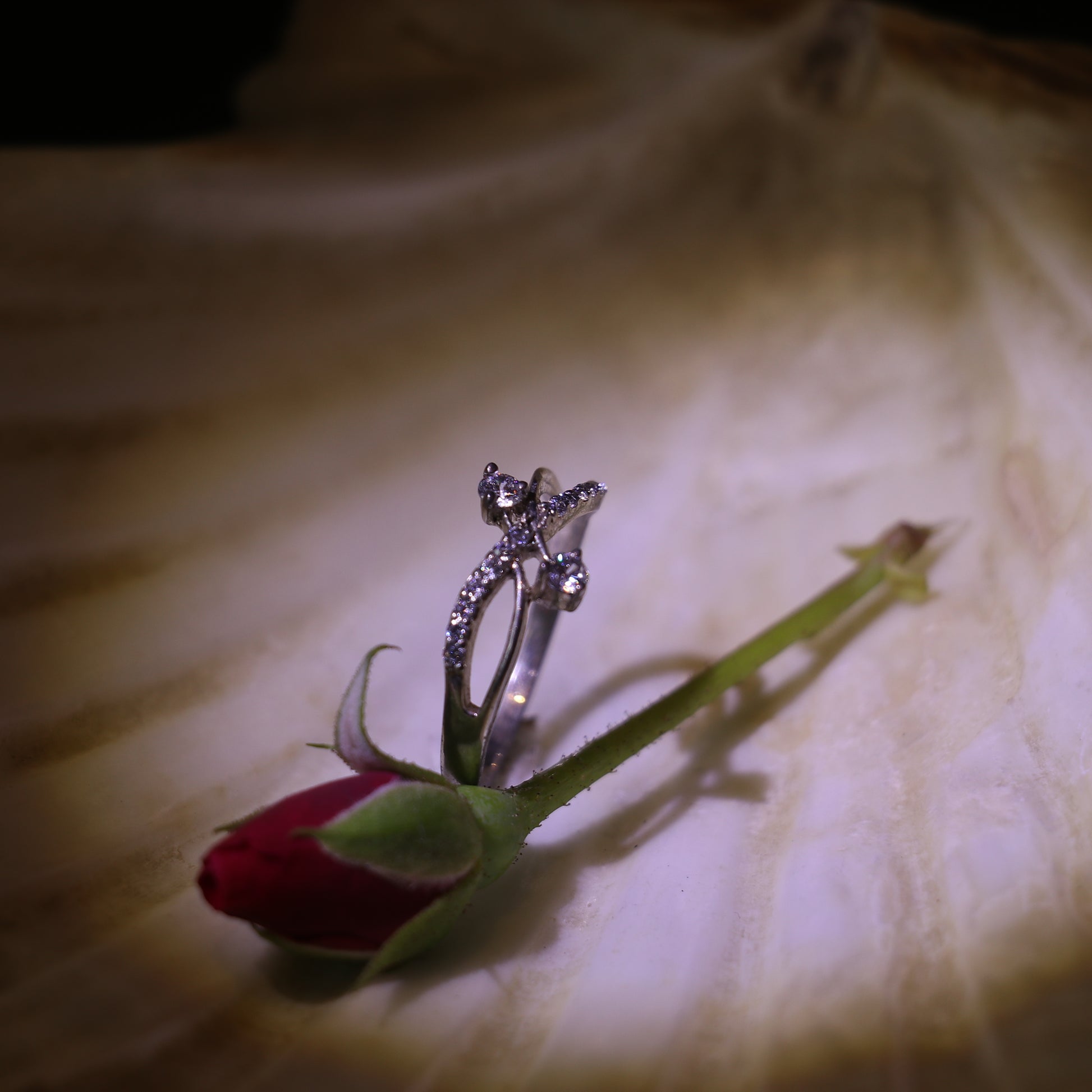 SILVER RING WITH A DELICATE CRISSCROSS DESIGN AND SMALL ZIRCONS