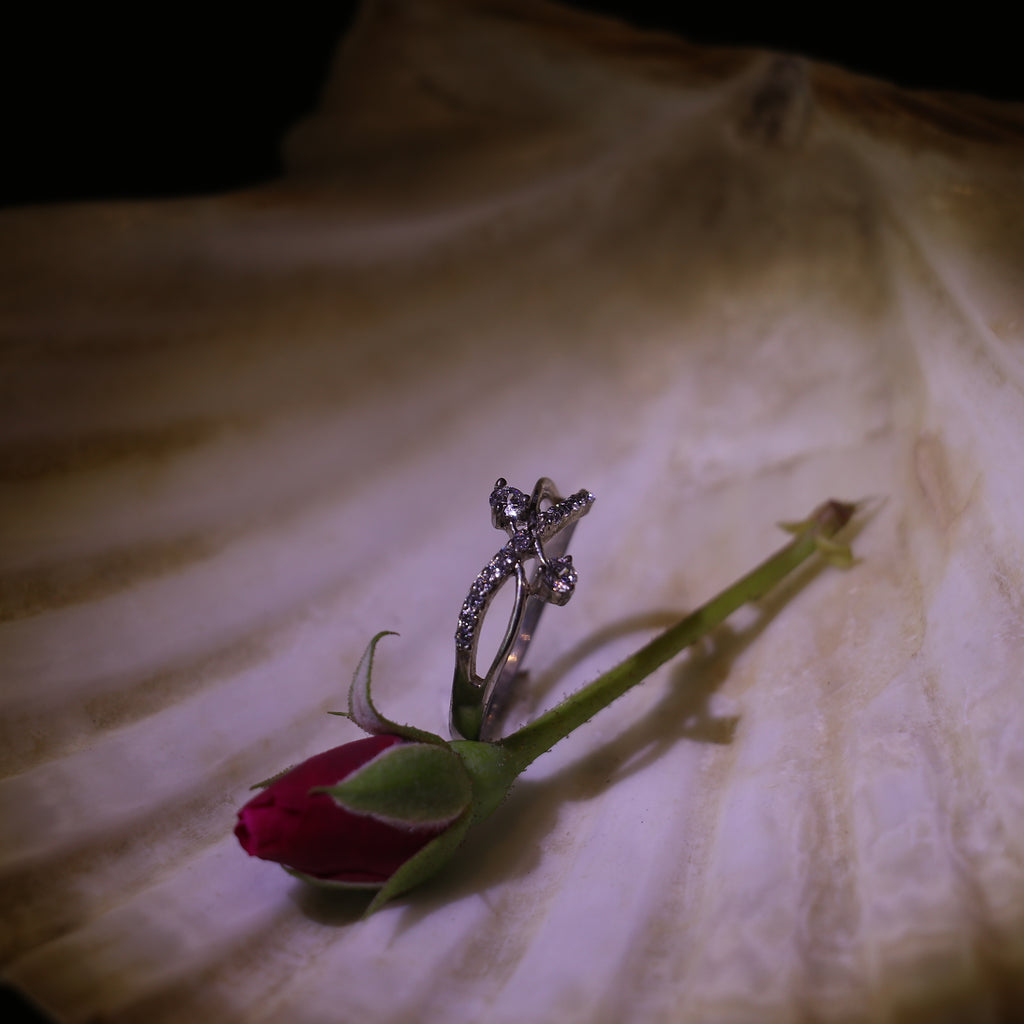 SILVER RING WITH A DELICATE CRISSCROSS DESIGN AND SMALL ZIRCONS