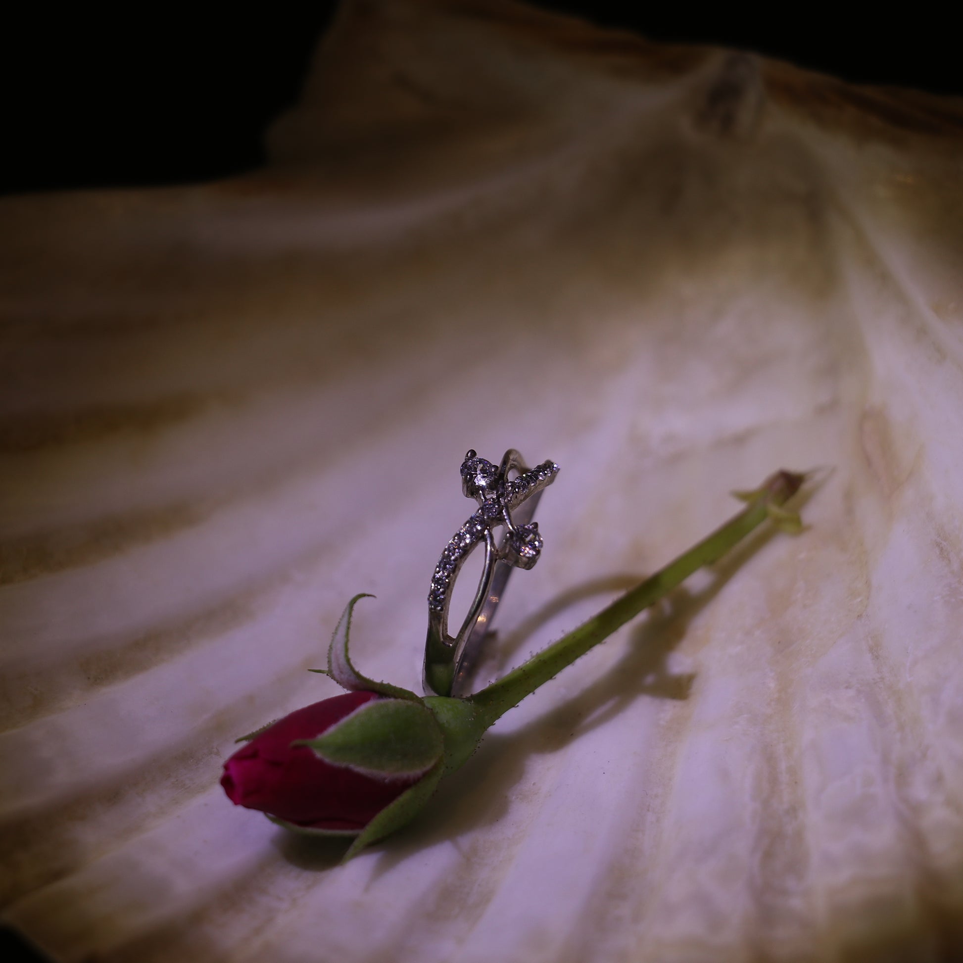 SILVER RING WITH A DELICATE CRISSCROSS DESIGN AND SMALL ZIRCONS