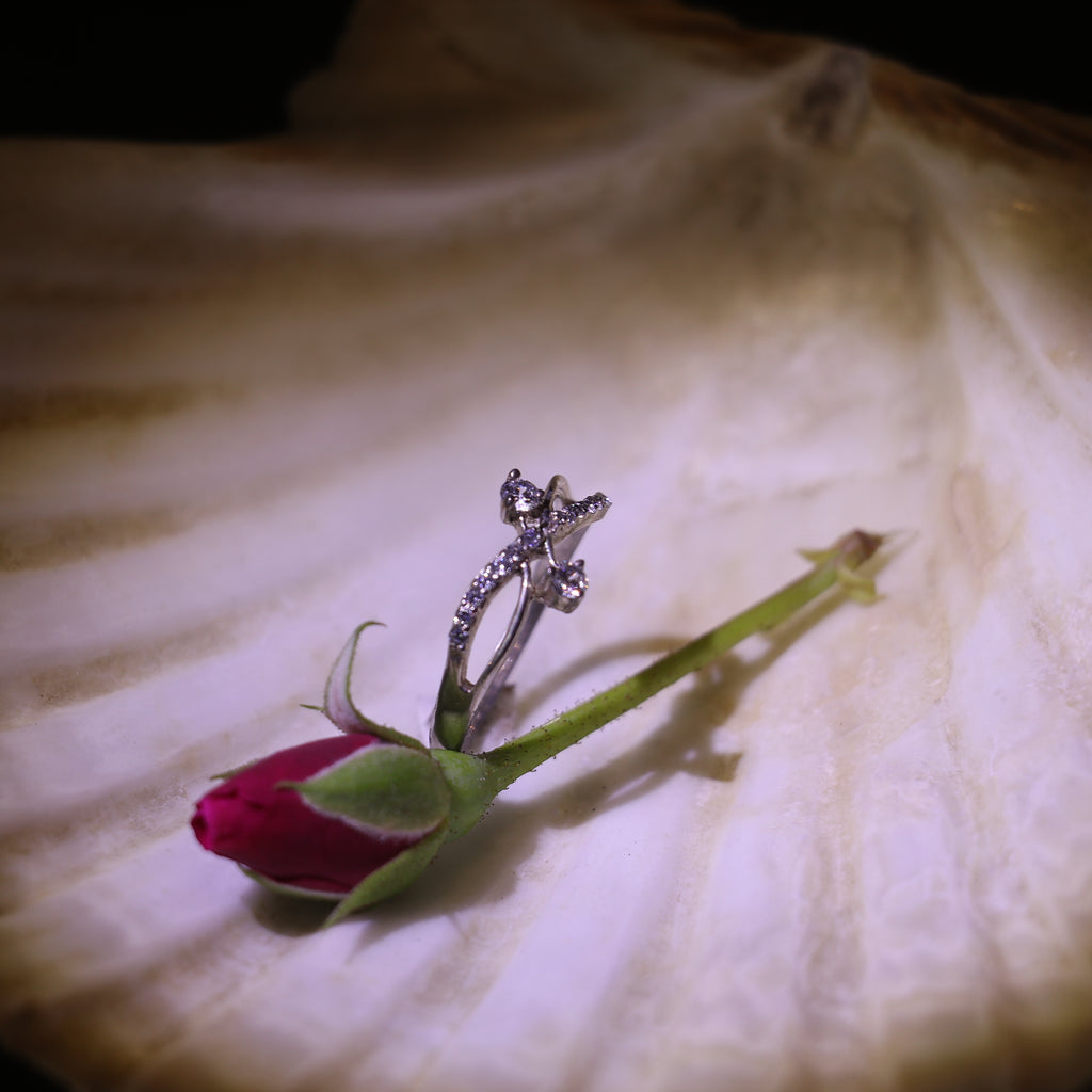 SILVER RING WITH A DELICATE CRISSCROSS DESIGN AND SMALL ZIRCONS