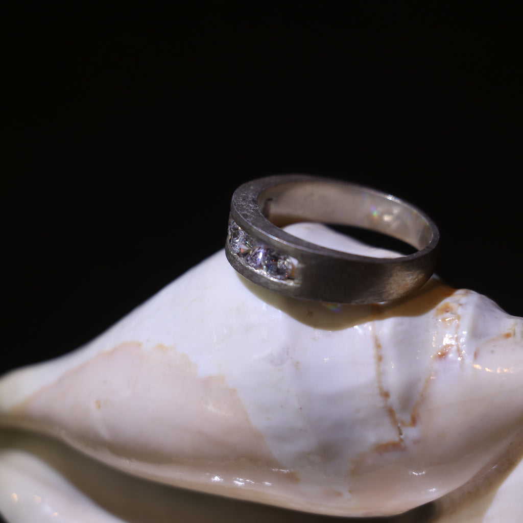 SILVER BAND RING WITH ROUND ZIRCONS
