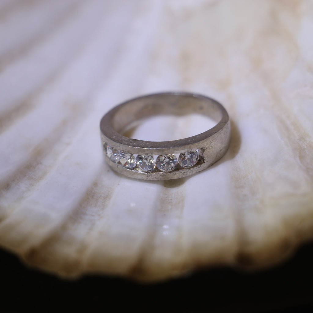 SILVER BAND RING WITH ROUND ZIRCONS