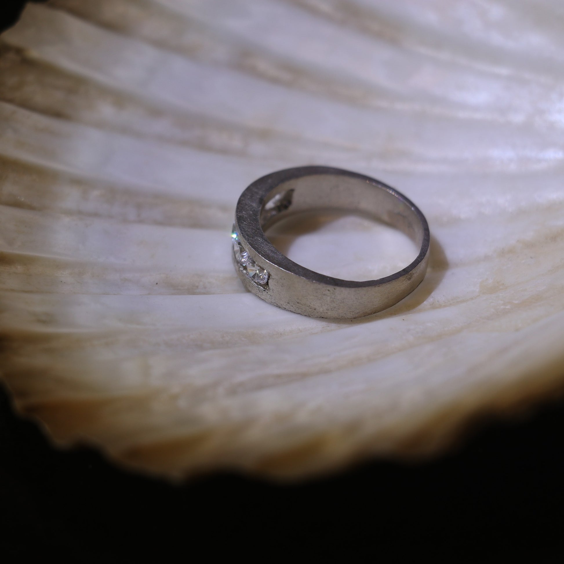 SILVER BAND RING WITH ROUND ZIRCONS